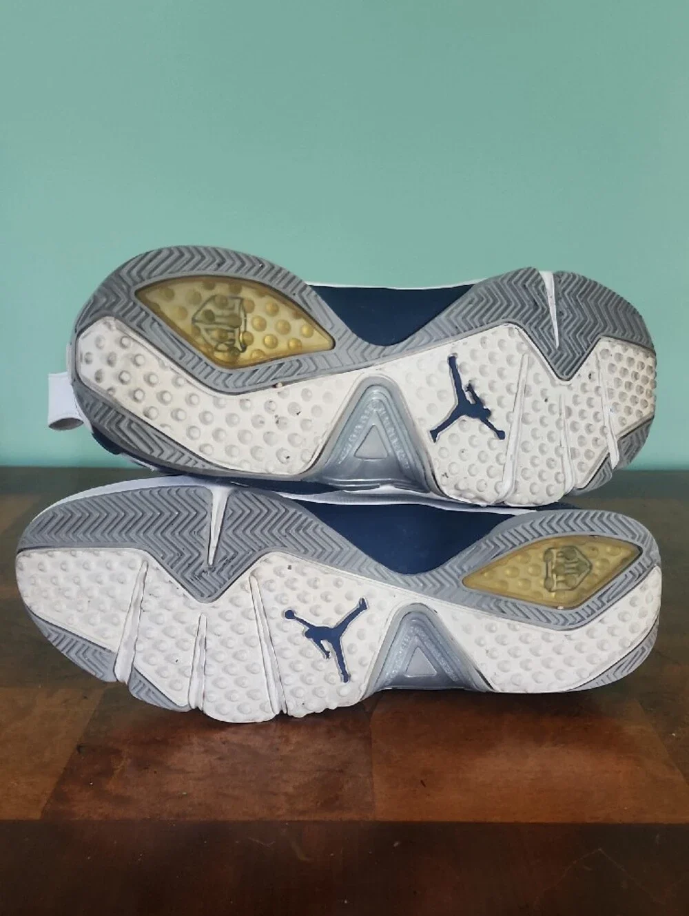 Jordan Jumpman Jeter Clutch Men’s White & Navy High-Top Basketball Sneakers